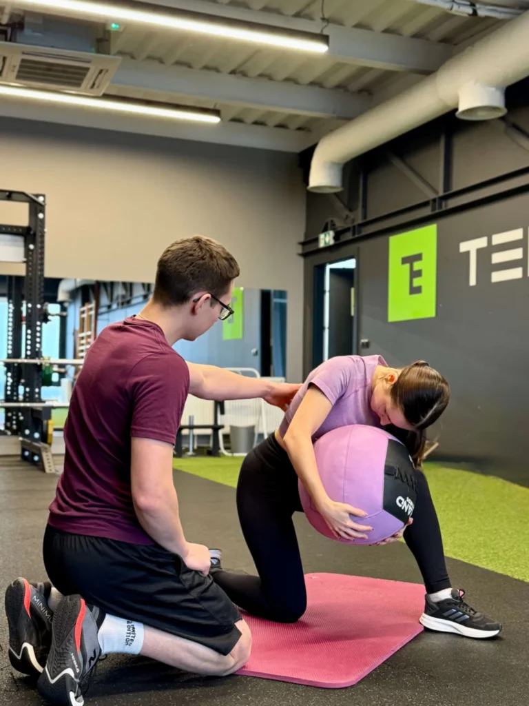 Kamil Piotrowski fizjoterapeuta rzeszów rehabilitacja z piłką w centrum Teho Sport