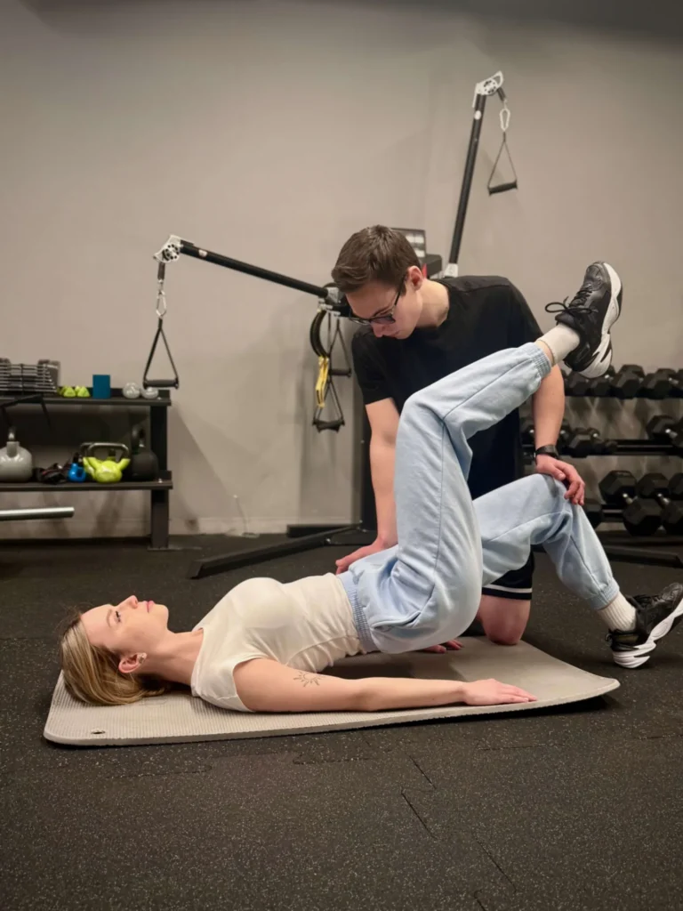 Kamil Piotrowski fizjoterapeuta rzeszów podczas rehabilitacji